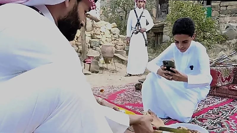 طفل يستغل حبه للتصوير لجذب السياح في بلقرن  ..  فيديو