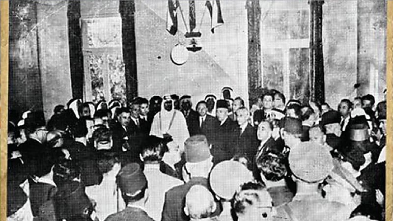 صورة قديمة للملك سعود في الجامع العمري ببيروت