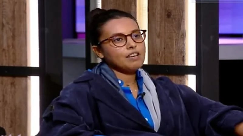 مواطنة تتغلب على ألم مرضها بالفن.. فيديو