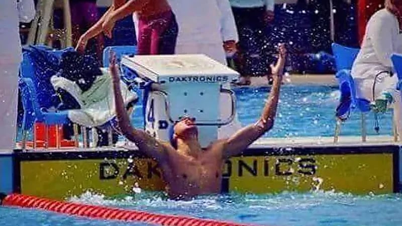 سباح مصري يرفض الاحتفال بالميدالية الذهبية تضامنًا مع فلسطين..فيديو