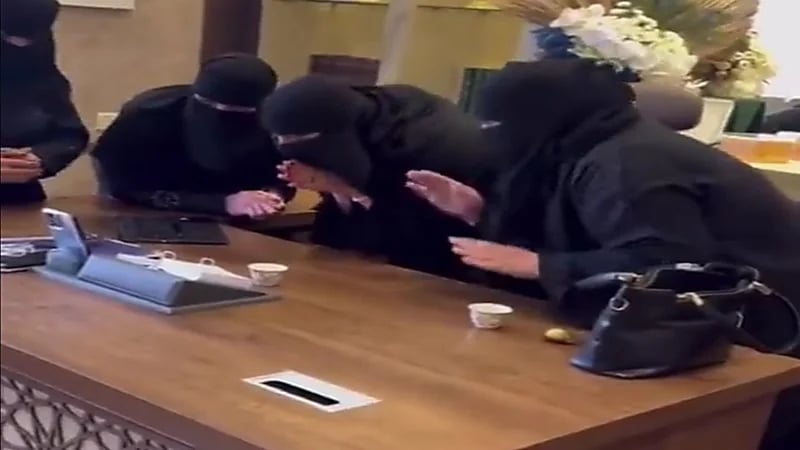 فرحة أمهات بعد أن كسبت المحامية قضية لأبناءهن.. فيديو