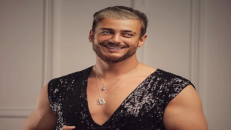 سعد لمجرد يضع طلاء للأظافر في حفل بدبي