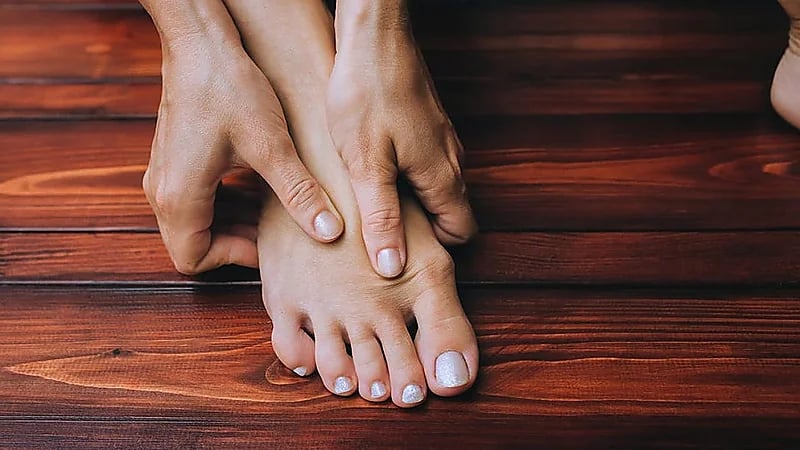 4 علامات بالقدمين تدل على ارتفاع مستويات الكوليسترول بالدم