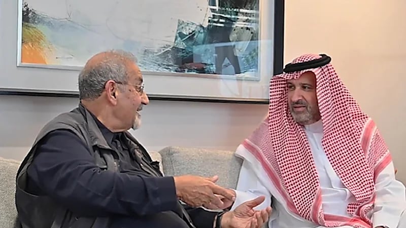 أمير المدينة المنورة يمازح المعماري راسم بدران: إبراهيم السلطان وراك وراك بالرياض .. فيديو