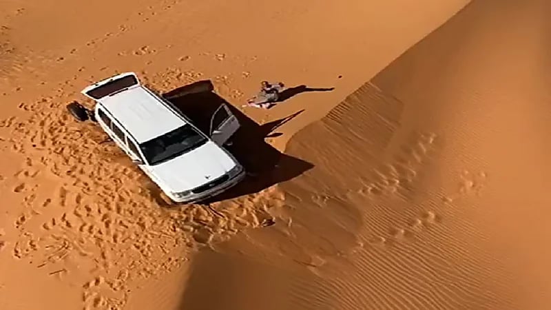 موقف مؤثر لأخ يبحث عن أخيه المفقود رغم قطيعة الرحم التي كانت بينهم .. فيديو