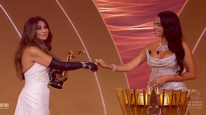 جورجينا تسلم جائزة نجوى كرم في Joy Awards..صور