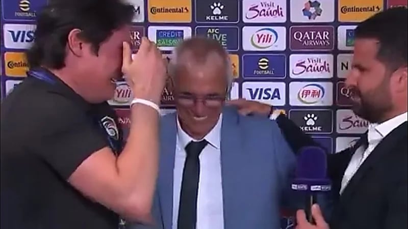 بكاء مراسل ومترجم منتخب سوريا بعد الفوز .. فيديو