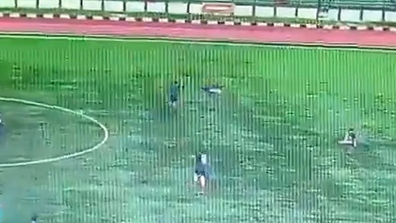 صاعقة مرعبة تنهى حياة لاعب كرة قدم في مباراة بـ أندونيسيا .. فيديو