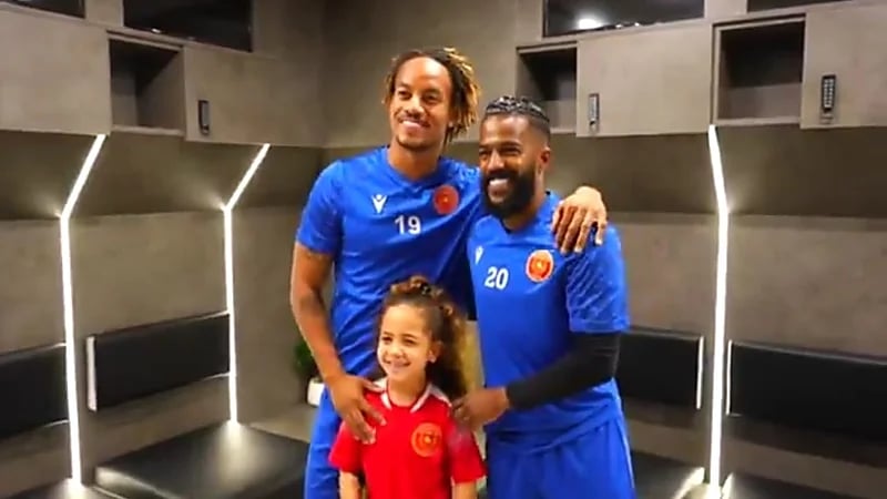 القادسية يجمع نواف العابد وكاريلو بعد فراق طويل.. فيديو