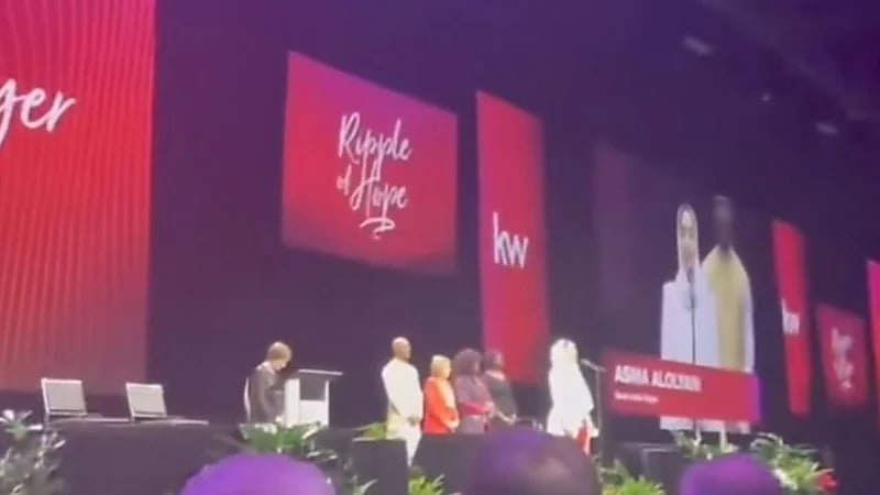 أسماء العليان تتلو آيات قرآنية خلال مؤتمر شركة كيلر ويليامز العقارية الأمريكية .. فيديو