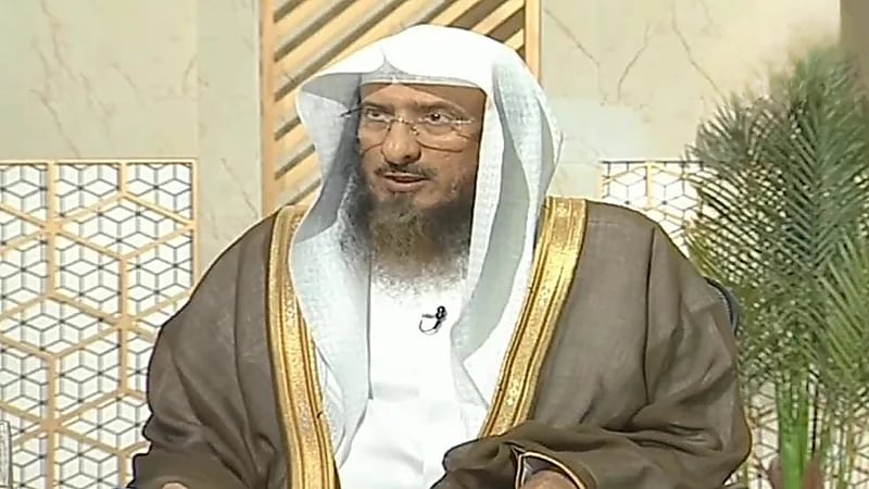 الماجد يوضح حكم الصلاة أمام التلفزيون.. فيديو