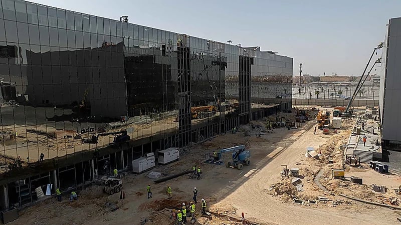 جانب من أعمال تنفيذ مشروع SEF أرينا للرياضات الإلكترونية.. صور