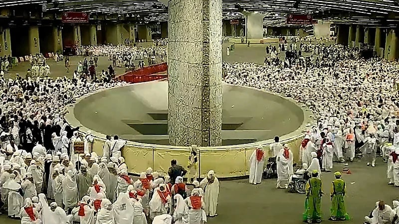 الحجاج يبدؤون برمي جمرة العقبة الكبرى .. فيديو