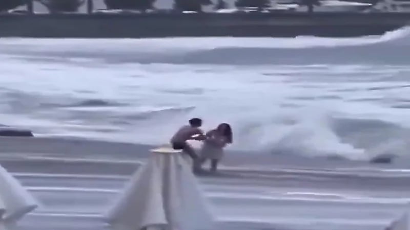 واقعة مأساوية.. غرق فتاة أمام أعين زوجها.. فيديو