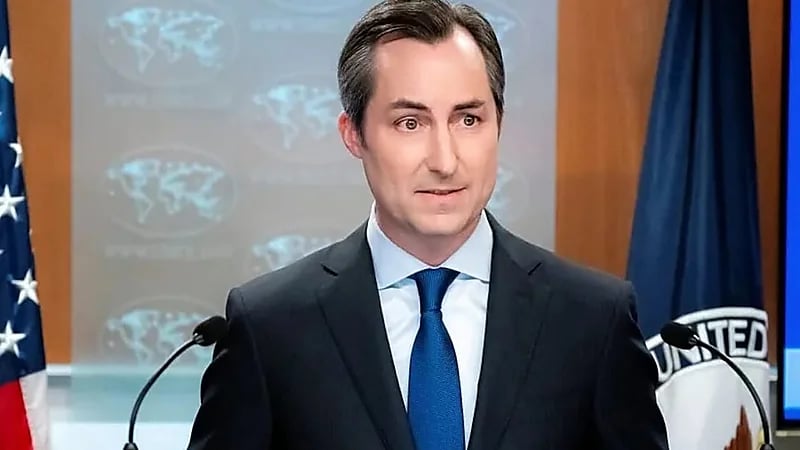 "صرصور" يُربك المتحدث الرسمي للخارجية الأمريكية .. فيديو