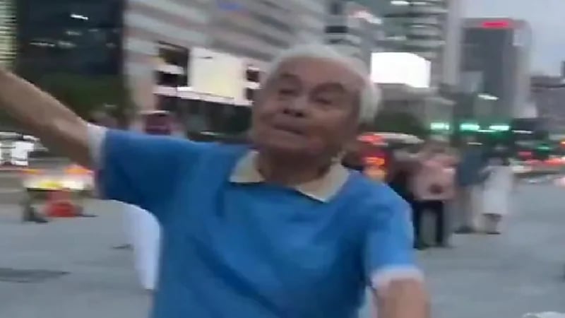 مسن كوري يتفاعل مع العرضات الشعبية السعودية بسيول..فيديو