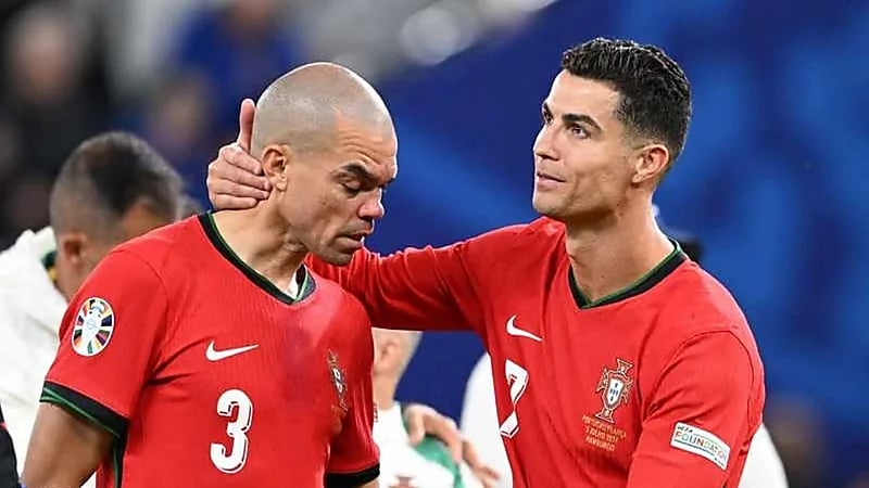 بيبي ينهار من البكاء ورونالدو يحتضنه بعد خروج البرتغال.. فيديو