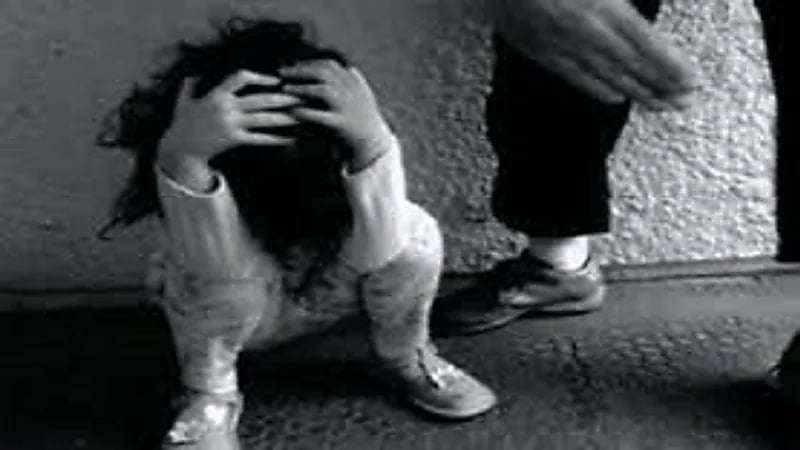 القبض على أب عنف ابنته حتى الموت بسبب زوجته الثانية