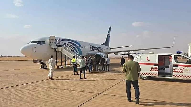 "ولادة مفاجئة" تتسبب في هبوط طائرة اضطرارياً في ليبيا .. فيديو وصور