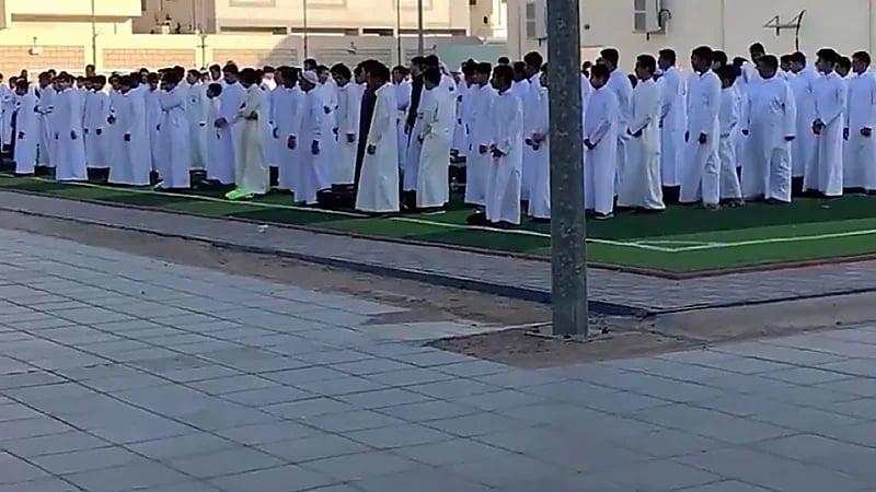 انتظام الحضور الصباحي للطلاب عبر البصمة في إحدى مدارس المدينة المنورة   .. فيديو