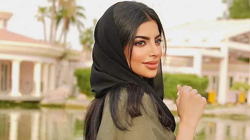 شهد الزهراني تنفعل على متابعة انتقدت ظهورها رغم مرض والدها .. فيديو