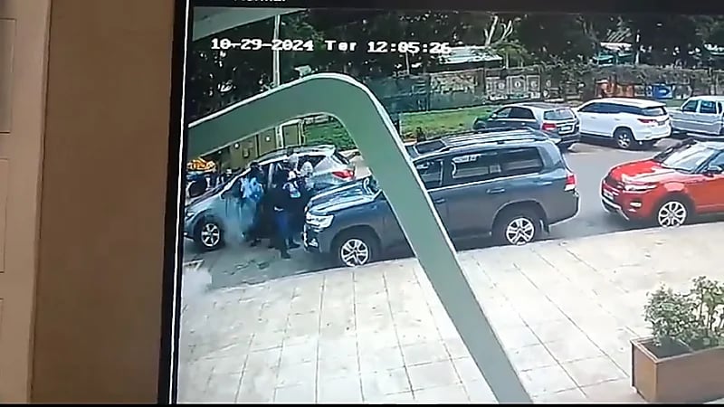 لحظة اختطاف رجل أعمال في وضح النهار ..فيديو