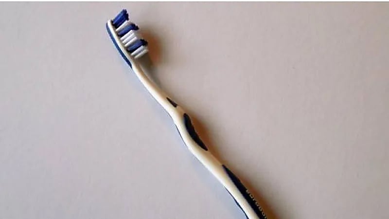 ‎امرأة تبتلع فرشاة أسنان طولها 20 سم