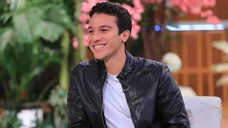 فنان شاب يتعرض لموقف محرج من معجبة ..فيديو