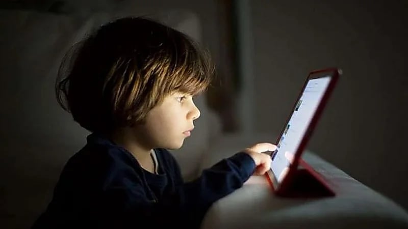 5 نصائح لحماية الأطفال من إدمان الهاتف والسوشيال ميديا .. فيديو