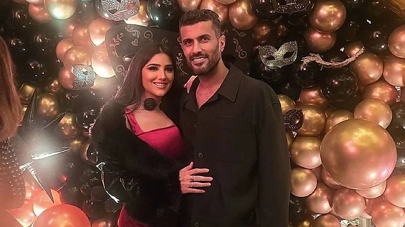 مي عمر وزوجها في صورة رومانسية