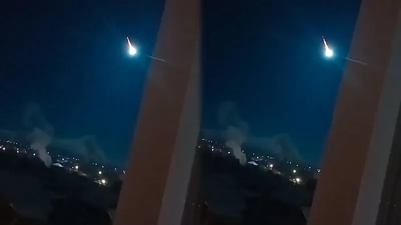مشهد مثير لـ شهب ناري يشق السماء إثر احتراق كويكب.. فيديو