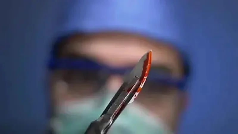 طبيب يطعن مراجعًا داخل مستشفى ويلوذ بالفرار