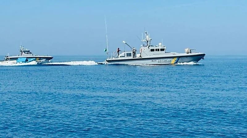 إنقاذ 3 مقيمين انقلبت واسطتهم البحرية في عرض البحر