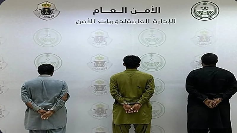 القبض على 3 مقيمين لسرقتهم كيابل نحاسية وأسلاكًا كهربائية بالقصيم.. فيديو