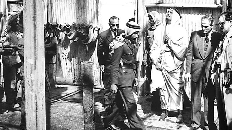 صورة تاريخية لتفقد الملك فهد وكميل شمعون أعمال الحفر ببئر "شدقم"