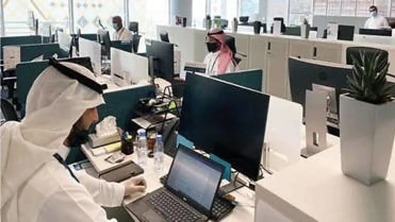 العمل خارج ساعات الدوام جبريًا ويحق للعامل الشكوى .. فيديو