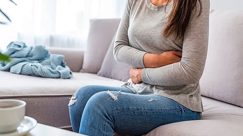طبيبة: ألم الدورة الشهرية يستحق إجازة مرضية