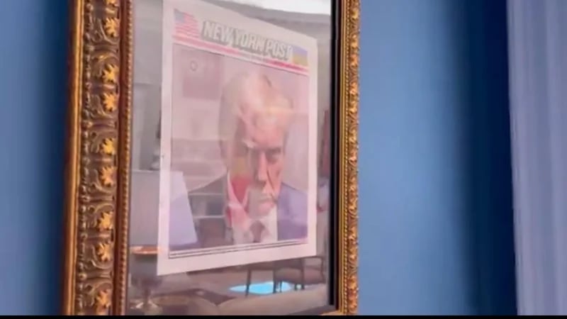 ترامب يضع صورته الجنائية التي التقطت له بعد اعتقال في 2023 بـ مكتبه   .. فيديو