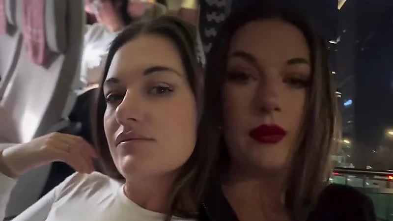 فتاة غاضبة من اختلاف ملامح الشباب الكوريين في الواقع عن نجوم الكيبوب.. فيديو