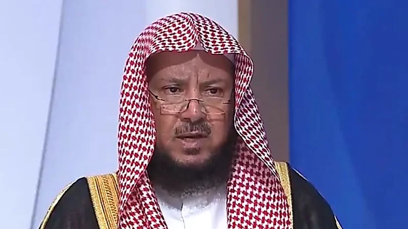 حكم سكب الماء في الخلاء .. فيديو