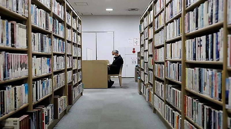 بعد مائة عام سيدة تعيد كتاب استعاره جدها من مكتبة