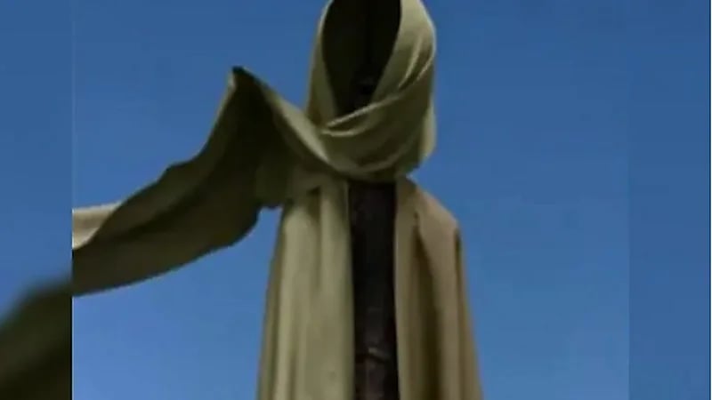 إعلان عن "حجاب برج إيفل" يشعل الجدل في فرنسا.. فيديو