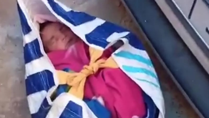 أم تترك طفلها غير الشرعي أمام مسجد خوفًا من الفضيحة.. فيديو