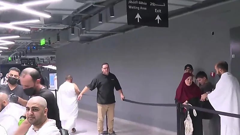 صالون حلاقة بمكة يتيح للمعتمر التحلل من النسك خلال 3 دقائق فقط ..فيديو