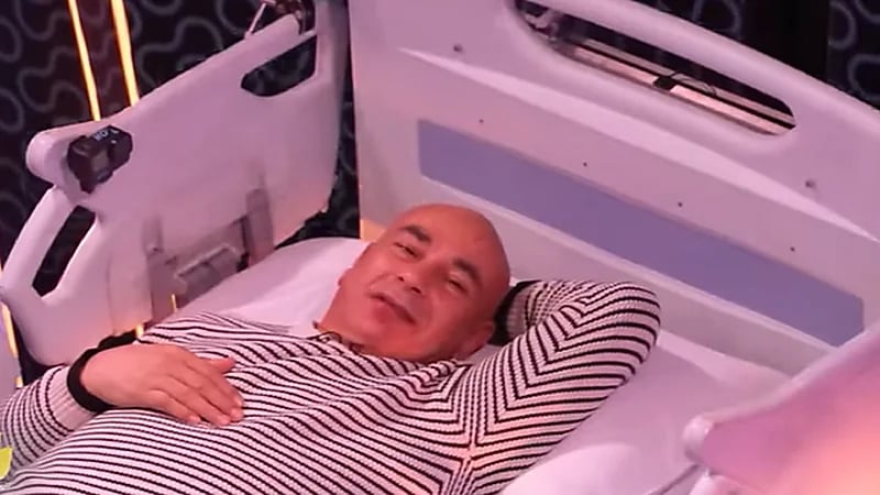 رامز جلال يوجه نصيحة طريفة لـ حسام حسن : روح لدكتور شعر مو صلاح .. فيديو