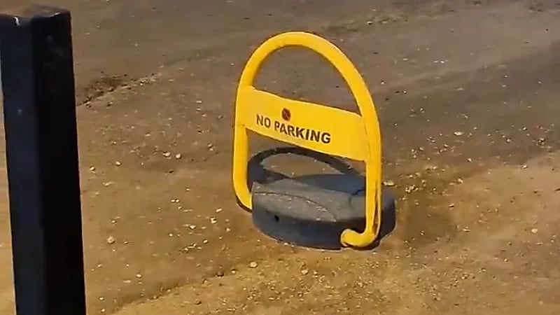 مستشار: السجن سنتان وغرامة 100 ألف ريال لمنع الوقوف أمام المنازل ..فيديو