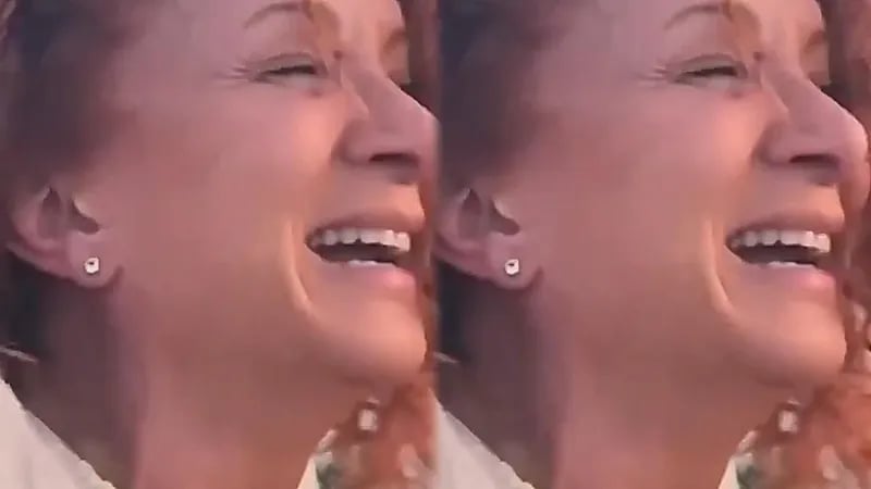 فرحة هستيرية لأم لبنانية بعد قيادة ابنها لأول رحلة طيران .. فيديو