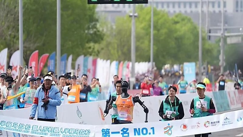 بكين: روبوتات تشارك البشر في أول نصف ماراثون من نوعه