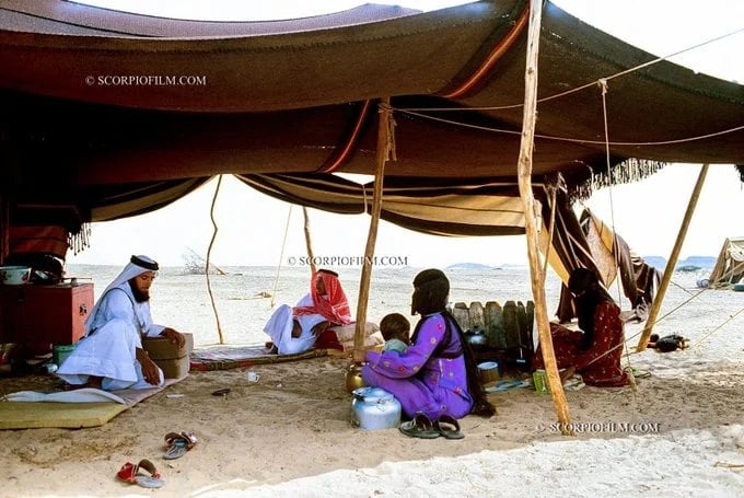 صور نادرة من بادية الربع الخالي عام 1403هـ توثق الحياة الصحراوية الأصيلة