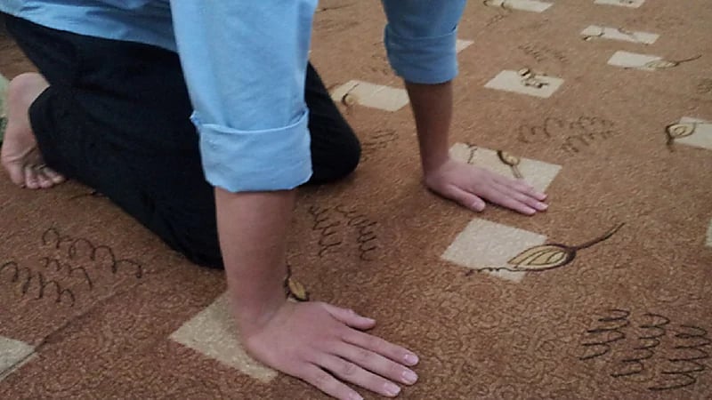 الخضيري: الاعتماد على اليدين عند القيام من السجود يسبب ضعف عضلي